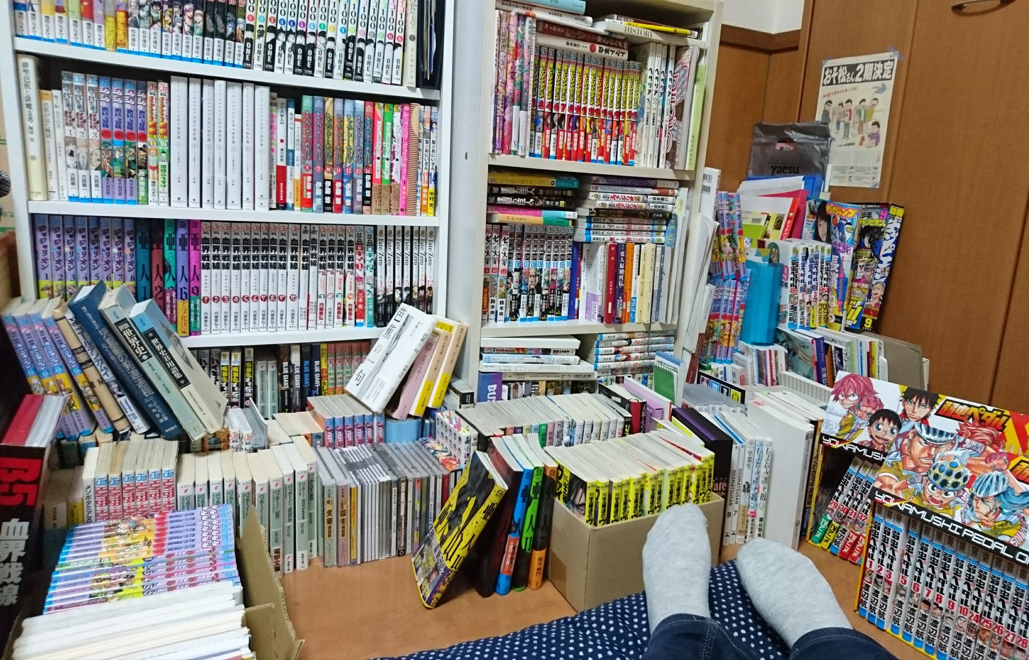 伊藤止め 原稿中 溢れに溢れた娘の床置き本を見かねた母から 誕プレも兼ねて明日大きな本棚が届くんだけど いざ並べ直してみるとこの小狭い空間がなくなってしまうのが途端に惜しくなってきた これはこれで良かったなあ T Co Bzyuxl3wmf Twitter