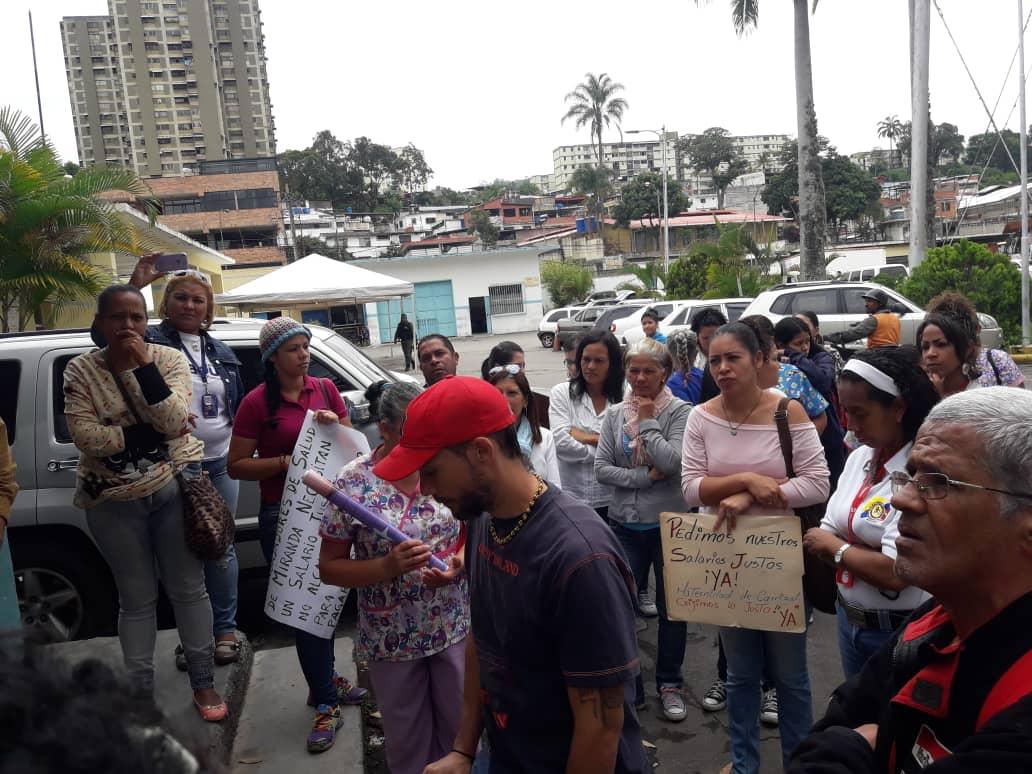 d0357b6d20244b6's tweet photo. Los trabajadores de la Salud, con Sitrasss--Miranda toman la Dirección Regional de Salud, solicitando la cancelación del Acta Convenio, firmada el 8 de Junio. https://t.co/gwoxgSgH7X