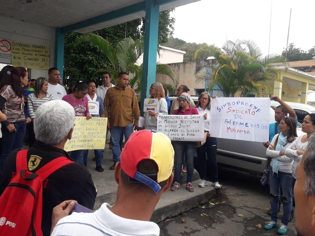 d0357b6d20244b6's tweet photo. Los trabajadores de la Salud, con Sitrasss--Miranda toman la Dirección Regional de Salud, solicitando la cancelación del Acta Convenio, firmada el 8 de Junio. https://t.co/gwoxgSgH7X