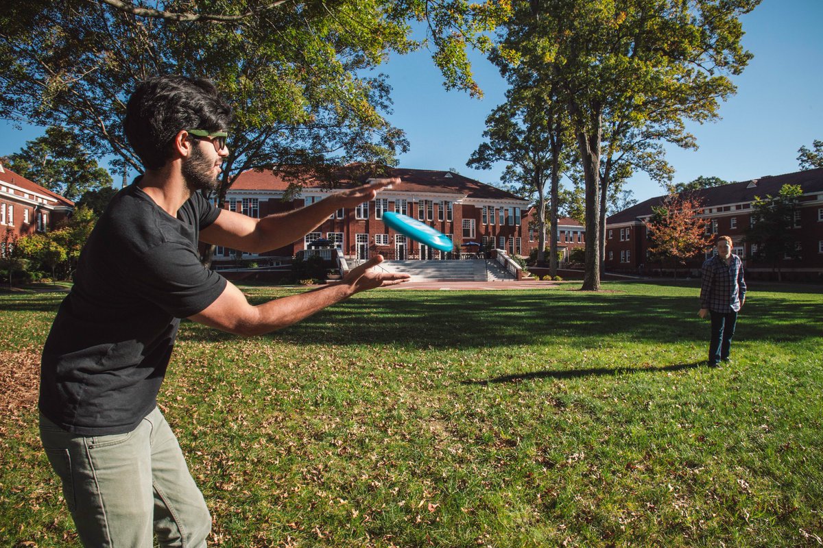 QueensUniv's tweet photo. Happy first day of summer! It’s hard to believe that these 90 degree days will continue for a few more weeks. Enjoy the longest day of the year! #myroyalsummer https://t.co/Wh4GFwN9Zq