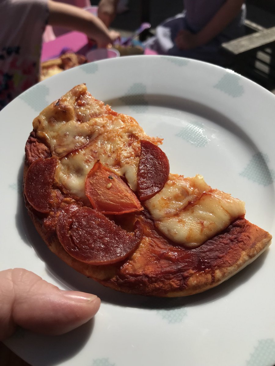 Leighwharton's tweet photo. Fantastic pizza made by Eliza @PenygawsiPri #PracticalMathematics #Numeracy #Half https://t.co/sOtlmyPMbG