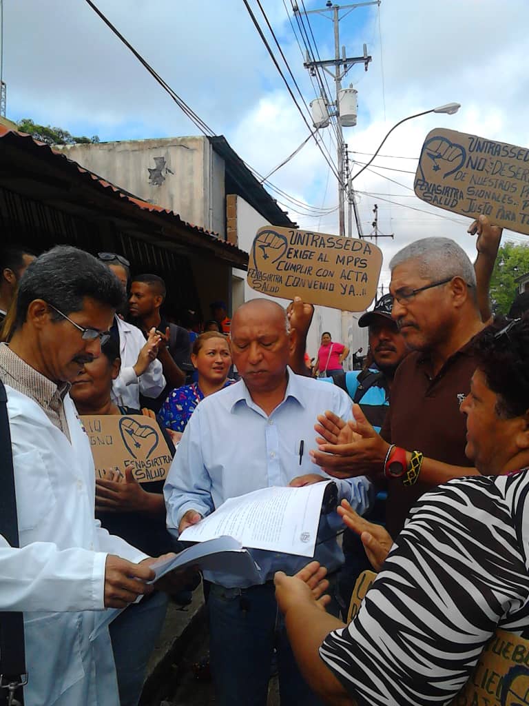 FelixMedicocdi's tweet photo. SUNAMED DELTA AMACURO FENASIRTRASALUD Y SINDICATOS DE SALUD PROTESTAMOS POR LA FALTA DE EL PAGO DE LA NORMATIVA LABORAL https://t.co/I02WpQNxOh