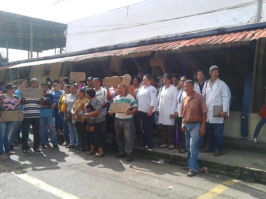 FelixMedicocdi's tweet photo. SUNAMED DELTA AMACURO FENASIRTRASALUD Y SINDICATOS DE SALUD PROTESTAMOS POR LA FALTA DE EL PAGO DE LA NORMATIVA LABORAL https://t.co/I02WpQNxOh