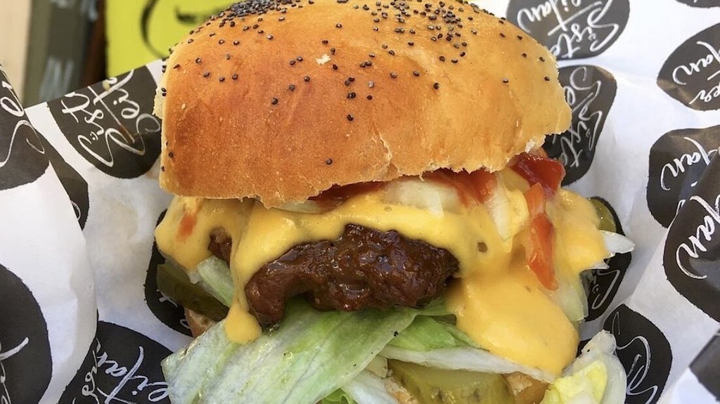 livekindlyco's tweet photo. #Plantbased eatery, @SisterSeitan, is attracting loyal omnivore customers with its meaty #vegan creations. https://t.co/SVMySwQggj https://t.co/1KVfJV6MoB