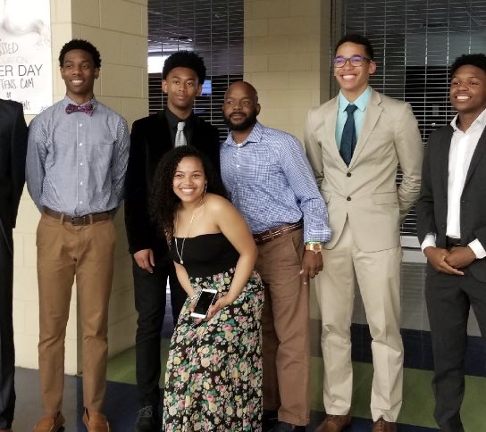FieldsJesh's tweet photo. Everyone spread the word there will be a vigil tonight @ 7:30pm to honor Mr.Marcus Norwood in the courtyard by the student union and gym, prayers up for the Norwood family ‼️❤️ https://t.co/KF5ZVzEsyA
