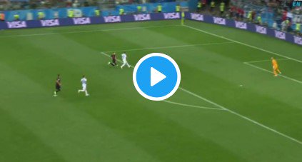 elmostrador's tweet photo. [VIDEO] El error de Caballero que permitió el gol de Croacia https://t.co/ToPcDoIW0R https://t.co/VQGgsdlSpk