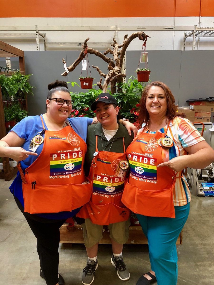 Efra6674's tweet photo. Our ASDS did it again ! We are proud to celebrate PRIDE month and the diversity of our associates !! Proud to wear these aprons with PRIDE!! #PacNorthProud #WeAreD20 #CrewFromTheView #1003view https://t.co/cGXykfsJsR