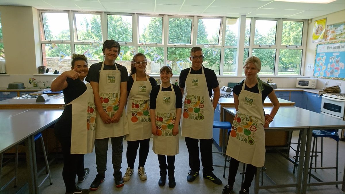 OAH_Technology's tweet photo. Lovely afternoon tea served by year 12 BTEC Hospitality students 🍰 ☕️ @HACATechnology @OAHemsworth #afternoontea #BTEC #hospitalityandcatering https://t.co/vubnewNn5v