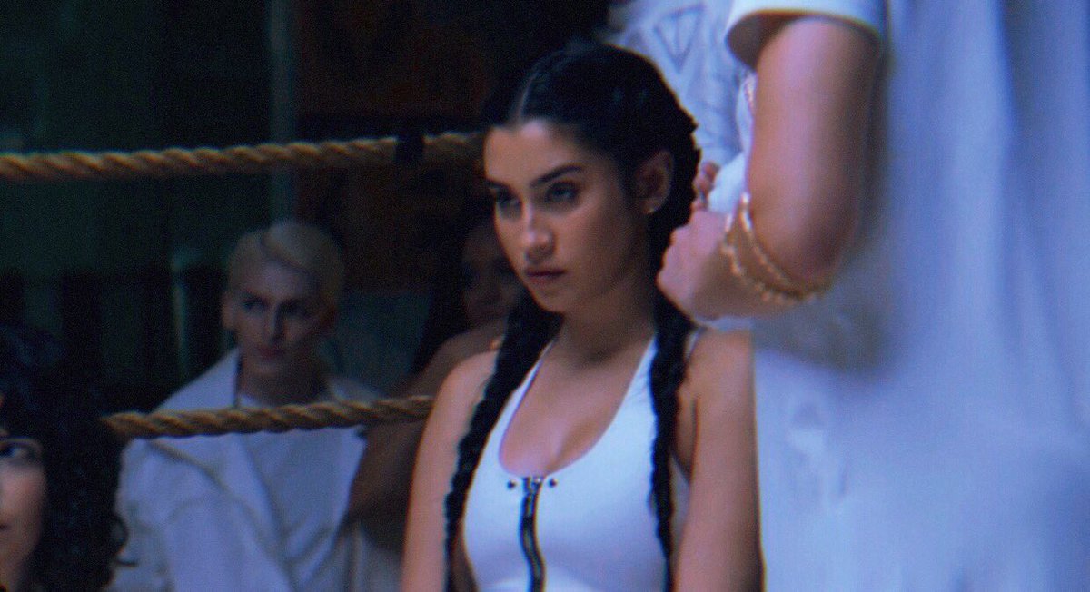 LaurenJauregui's tweet photo. Esa Rosita tiene espinas https://t.co/EyjfydJ682