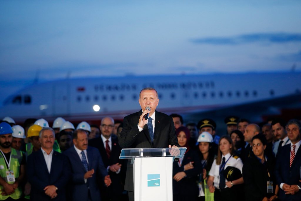 Sn. Cumhurbaşkanımızın Gaziantep'ten havalanan uçağı, havacılık sektöründe ülkemizi liderliğe taşıyacak Yeni İstanbul Havalimanı'na iniş yaptı. 
Bu gurur Türkiye'nin. 

#VakitTürkiyeVakti