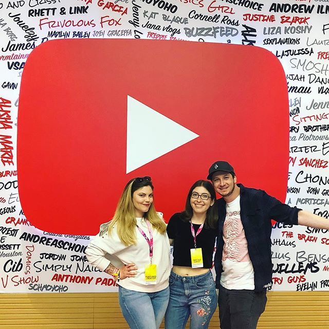 karenkavett's tweet photo. Let’s get (VidCon) started, shall we? ✂️✂️ #Vidcon #vidcon2018 @vidcon #threadbanger @threadbangerstudios @corinneleigh @robczar https://t.co/ftlgo2Zm3U https://t.co/pdV6r8wJcc