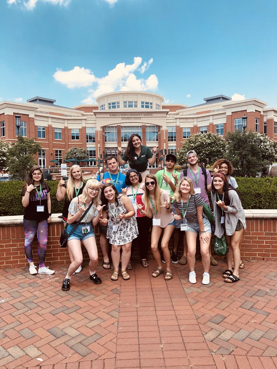 Eyleen18OC9's tweet photo. What an incredibly unique group of first-year students I was blessed with! Y’all were A W E S O M E 💚💛 #uncc22 #uncc #uncc2022 #EyleensElites https://t.co/RjagmqbtKO