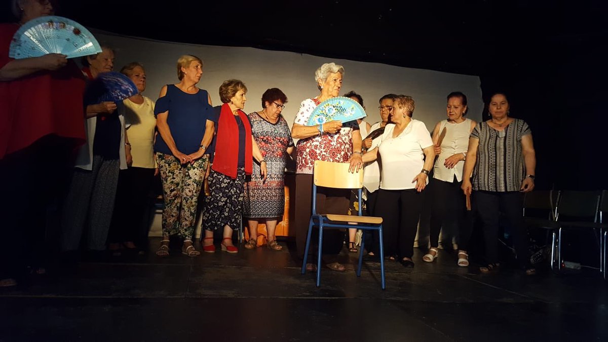 poligono_sur's tweet photo. Las mujeres del grupo de teatro No nos duele ná han interpretado en el centro de adultos Ceper Polígono Norte la obra ‘Es problema de todos’, que trata de hacer visible el micromachismo en las vivencias cotidianas. Gracias Distrito Sur por el apoyo logístico!! https://t.co/m6eLIjmWcg
