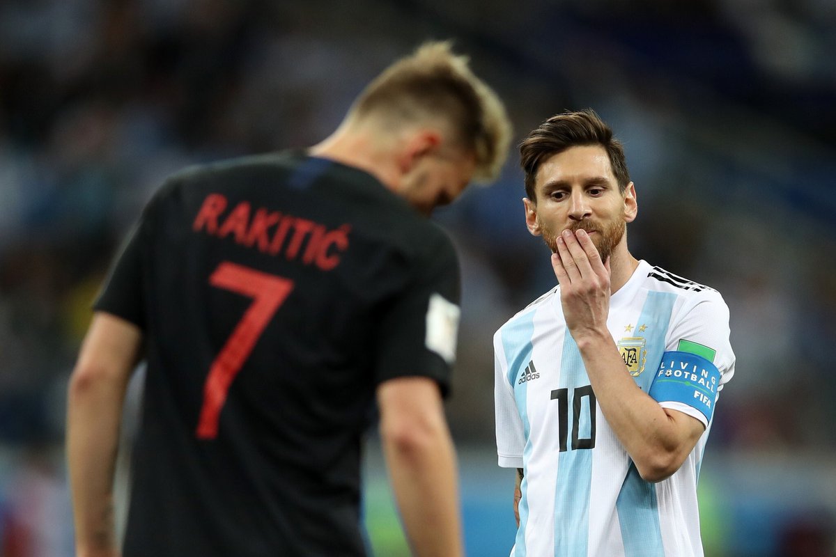 JLSanchez78's tweet photo. Un '10' se ha echado un país a su espalda. Se ha vaciado. Ha marcado un golazo.

Otro '10' se ha paseado ante la mirada indignada de un país. Ni ha tirado a puerta... mientras su equipo era humillado. 

Sigan con los debates. Sigan. https://t.co/oGAONX1Wr2