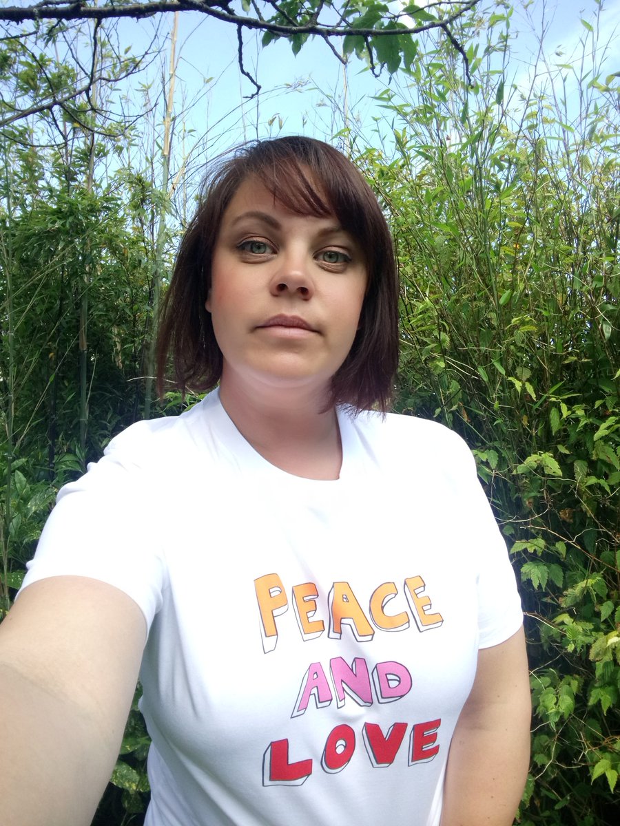 SarahSwee_ney's tweet photo. Got my #wearitforwarchild tee today. Peace and love. Always. #childrenoftheworld #peace #lovenotwar @wearitforwarchild #20SimpleActs #RefugeeWeek2018 #donate https://t.co/RvJUcDuGvj