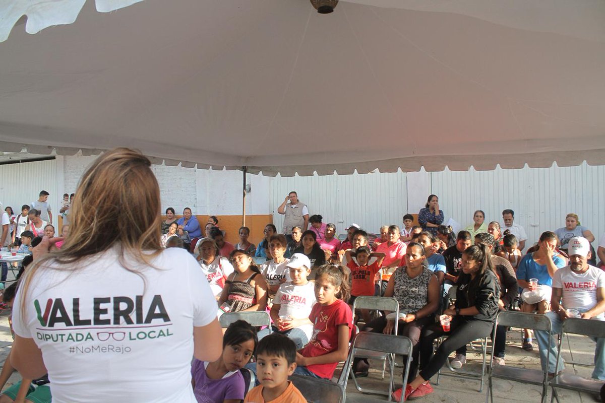 valeria_guzman_'s tweet photo. En la Coronilla nuestros vecinos saben que nosotros no solo recorremos las colonias en las elecciones, hemos caminado el #Distrito4 por más 7 años y mis propuestas se basan en lo que nos platican a diario.

¿Tu diputado camina tus calles? ¡Yo si! y no #NoMeRajo https://t.co/fmTHZ1hGJ6