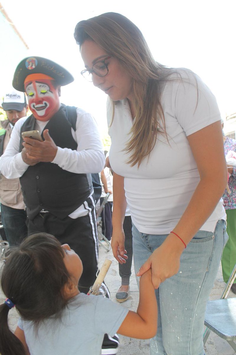 valeria_guzman_'s tweet photo. En la Coronilla nuestros vecinos saben que nosotros no solo recorremos las colonias en las elecciones, hemos caminado el #Distrito4 por más 7 años y mis propuestas se basan en lo que nos platican a diario.

¿Tu diputado camina tus calles? ¡Yo si! y no #NoMeRajo https://t.co/fmTHZ1hGJ6