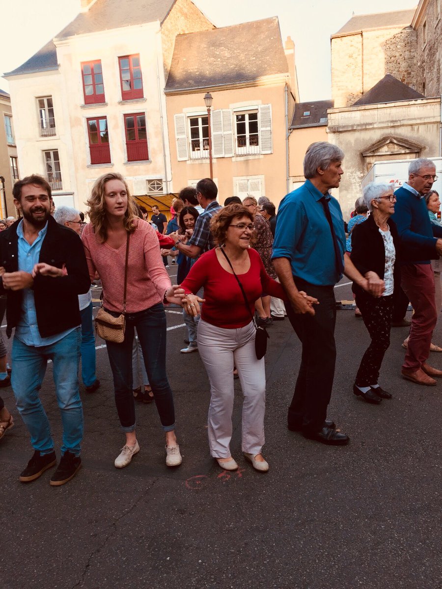 SLeFoll's tweet photo. Très belle edition 2018 de la fête de la musique au Mans. On danse même la gavotte dans les rues .. 😊🎉🎈 https://t.co/aFsOVt6xgB