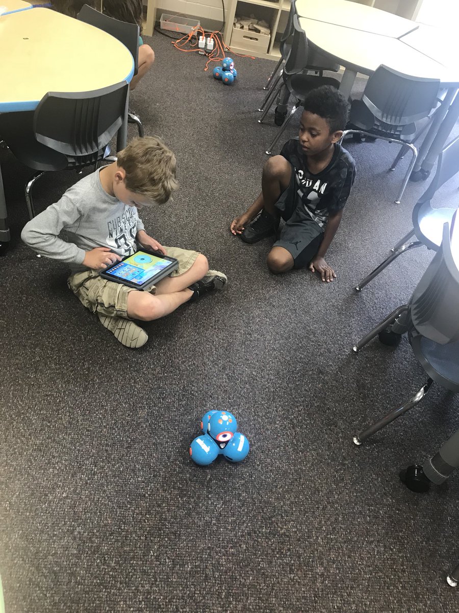 196yscamp's tweet photo. Mrs. Van Guilder’s class played with a robot named Dash today using iPads. https://t.co/2RNxj2354t