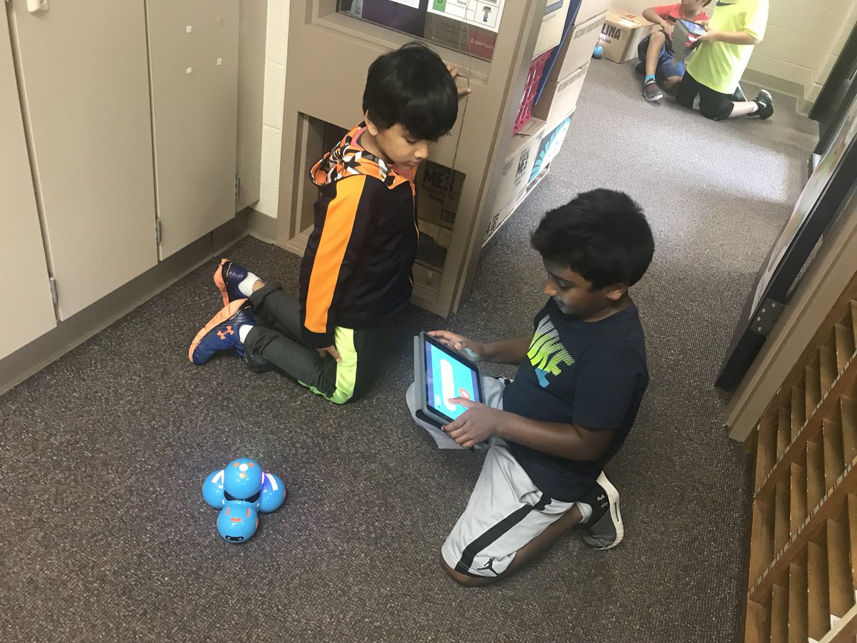 196yscamp's tweet photo. Mrs. Van Guilder’s class played with a robot named Dash today using iPads. https://t.co/2RNxj2354t