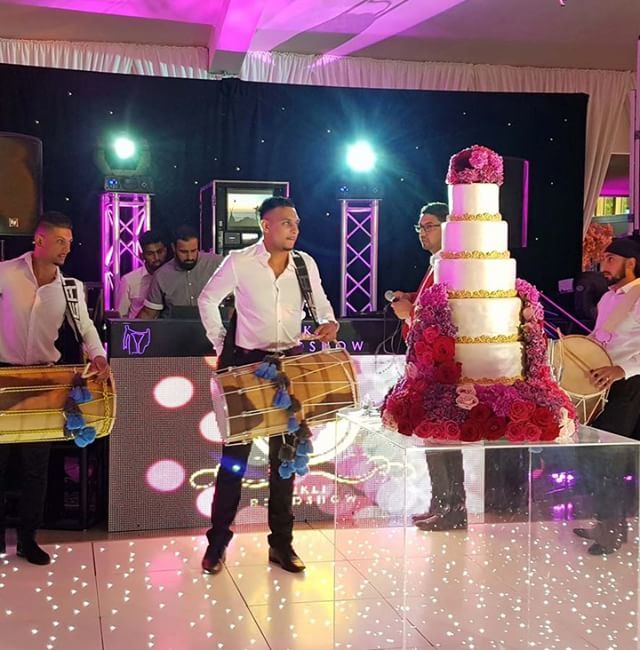 LadywoodEstate's tweet photo. Drummers surround a staggering cake at Ladywood #ladywoodestateweddings #largeweddingvenue #weddingdrummers #drummers #weddingcake #weddingentertainment #400guestcapacity #countryhousewedding #gardens #woodland #lake #helipad #boathouse #bridalsuite #rut… https://t.co/tKSwyph41y https://t.co/9qZ6yPeJvK