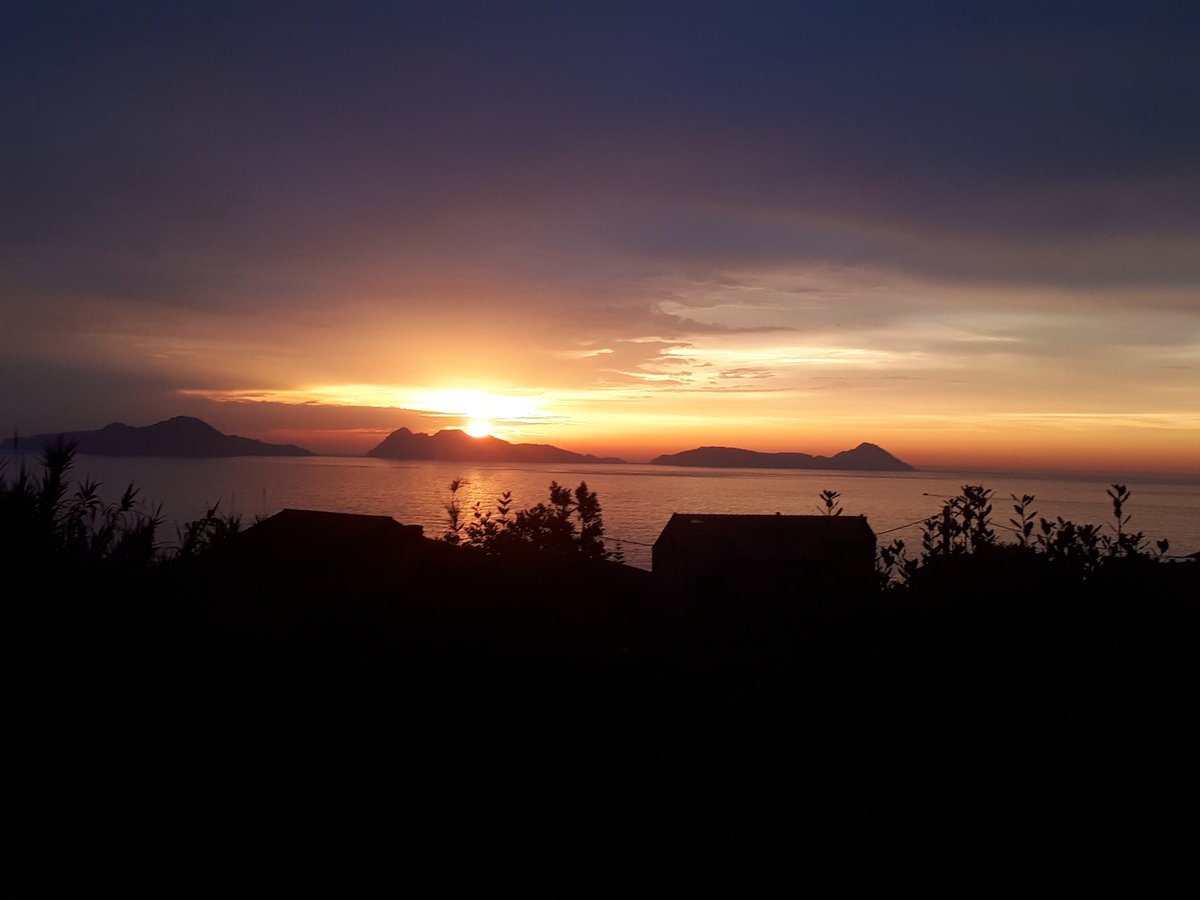 PaulinemHealy's tweet photo. Beautiful sunset #SchoolFinished #SummerSolstice #FelizJueves #InternationalMusicDay https://t.co/O71QcIG5t2