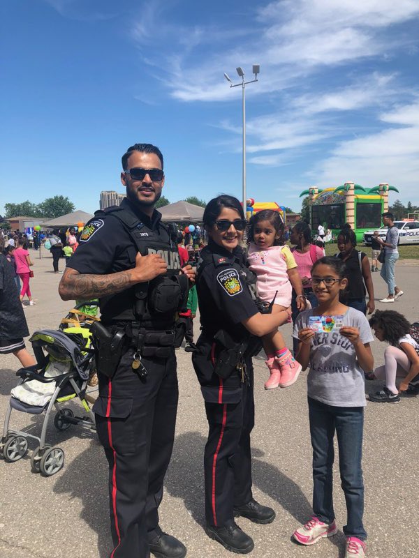 Officers had a great time today at the year end Dunrankin Drive Public School BBQ #Mississauga @PeelSchools https://t.co/ixFhJEaXUs