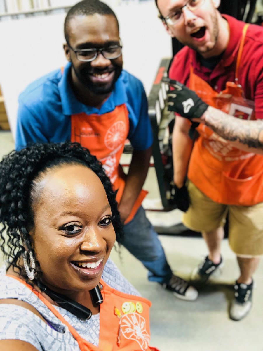 monica_sizemore's tweet photo. #MWJune2018 Selfie Day at the Burton Home Depot @amytlawrence1 @ges5681 @MychaelQuick @DanLittle_DL  @JeremyMosher3 https://t.co/wJDdflG3Gi