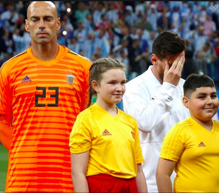 SiaranBolaLivee's tweet photo. Messi:"Hai Google...Kiper Botak Hobby Blunder siapa ya"
Google:"Tengok Sebelahmu..." https://t.co/2DFiUExlwj