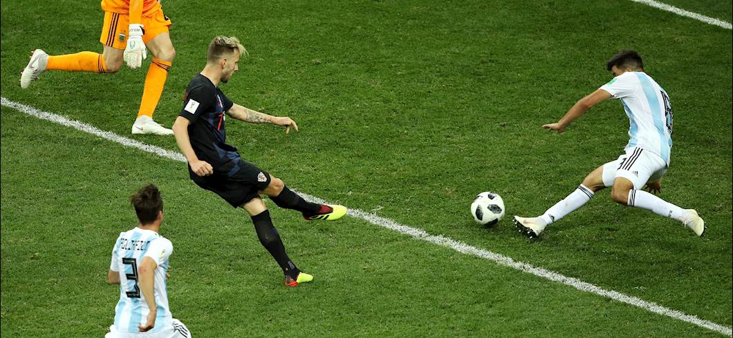 RuggieroDom's tweet photo. Festa #Croazia: #Rebic, #Modric e #Rakitic affondano #Messi e co. Notte fonda per l'#Argentina

#Russia2018, 🇦🇷 #ArgentinaCroazia 🇭🇷 cronaca e tabellino e voti per il #Fantacalcio su @fantagazzetta ➡️ https://t.co/RbWrGSM0YX https://t.co/vsbhR6EENU