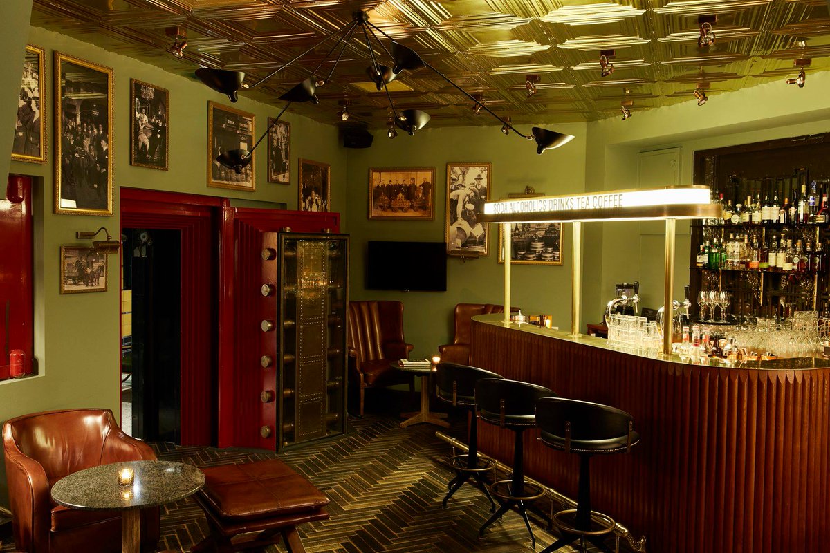 Prachtige fotoserie <a href="/hotelindigo/">Hotel Indigo by IHG</a> The Hague Palace Noordeinde, wat een geweldig hotel! facebook.com/pg/HotelIndigo… #parketvloeren #tapijt