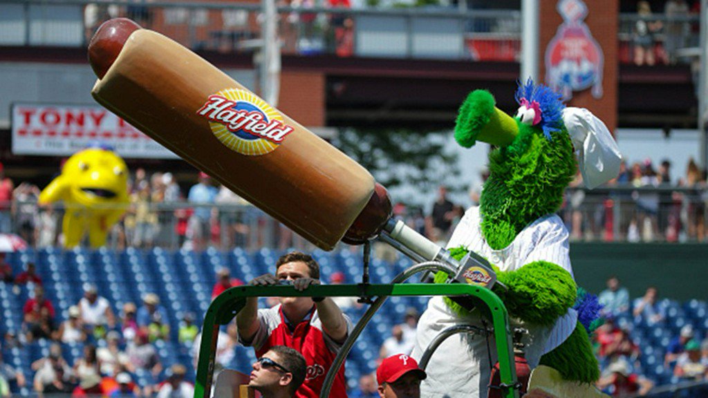 Phillie Phanatic's wayward wiener hits woman in face, causes injuries on.11alive.com/2JYNqRt https://t.co/eXbXZ7YLUO