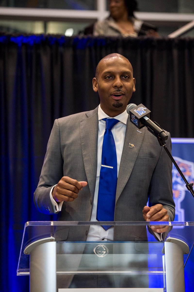 Memphis_MBB's tweet photo. Penny Hardaway receives Spirit of Memphis Award at Thursday's #MEMtalks. https://t.co/rPEvdDweUg