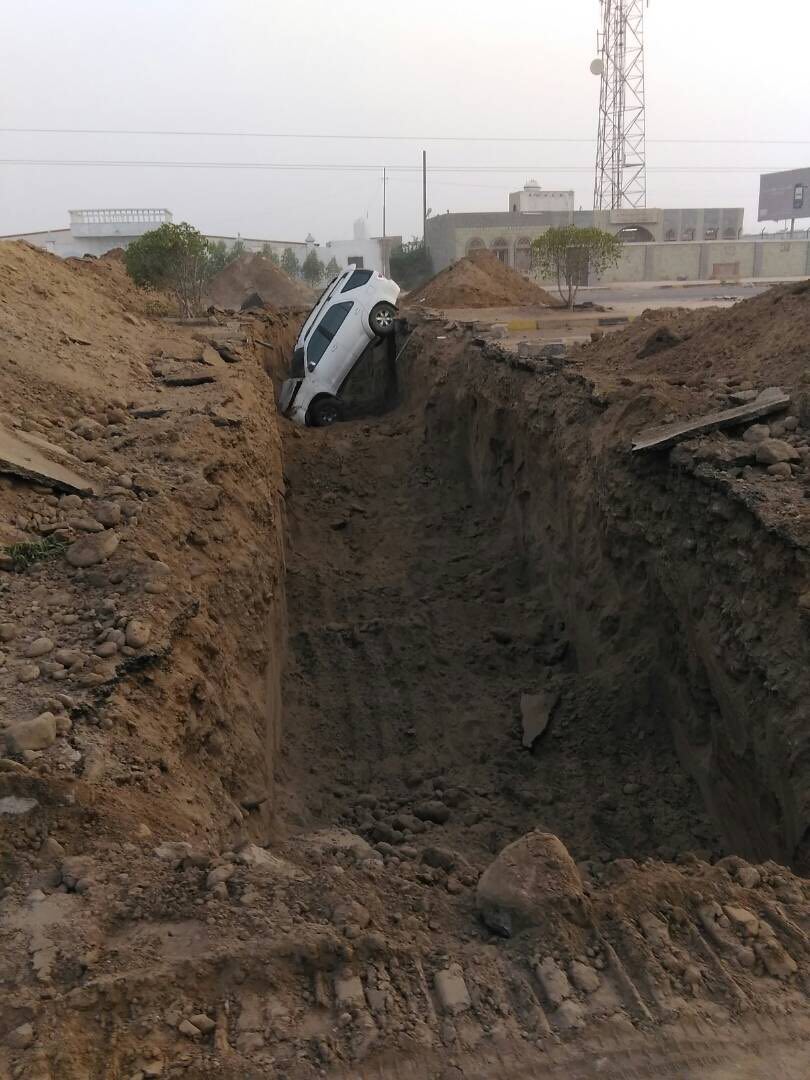 Ye_ess's tweet image. أحد ضحايا حفريات ميليشيا الحوثي وحواجزه سقط بسيارته في خندق بالقرب من مدخل كيلو 16 مساء أمس بمحافظة #الحديدة

#اليمن