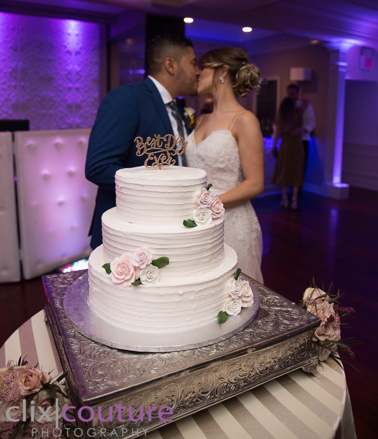 Best Day Ever!!! #ido #weddingcake #bride #weddingphotography #nyweddingphotographer #longislandweddingphotographer @salinaakensiee