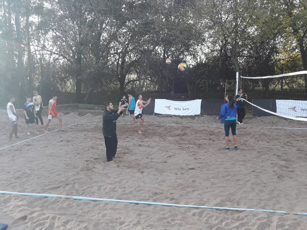 Gumpyvalenz's tweet photo. Clínica de #BeachVoley en el #CeDAR. Participan jugadores de todas las federaciones del país... https://t.co/lQ933BX3Q0