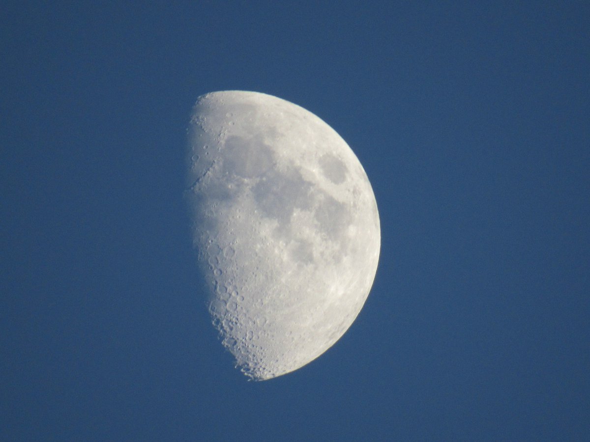 Waxing Gibbous moon 21.08bst