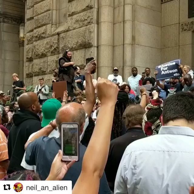 proud showing in #pittsburgh today protesting the murder of #antwonrose thanks for sharing @neil_an_alien ・・・
Massive crowd at the courthouse demanding justice for #AntwonRose #firekillercops ift.tt/2MeZH11