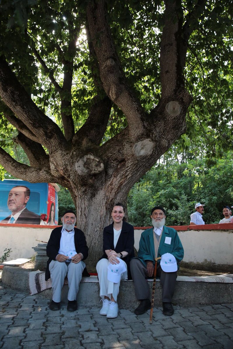 CK_Samsun's tweet photo. Asırlık meşe ağacının gölgesi altında,  adını bir kahramanlık hikayesinden alan Karaaslan Mahallesi’nde buluştuğumuz, AK Parti’mize gönül veren değerli Kavak’lı hemşehrilerimizin samimi dualarıyla yolumuza devam ediyoruz. https://t.co/AdQDAJTVZf