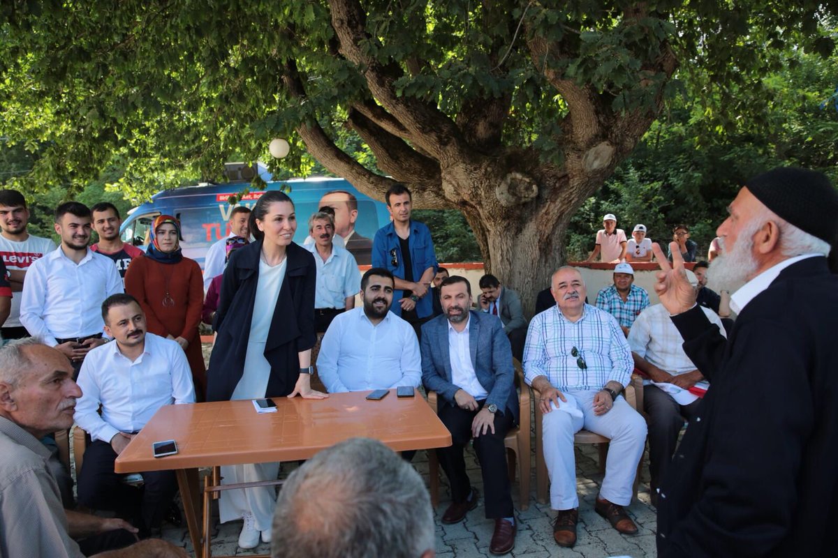 CK_Samsun's tweet photo. Asırlık meşe ağacının gölgesi altında,  adını bir kahramanlık hikayesinden alan Karaaslan Mahallesi’nde buluştuğumuz, AK Parti’mize gönül veren değerli Kavak’lı hemşehrilerimizin samimi dualarıyla yolumuza devam ediyoruz. https://t.co/AdQDAJTVZf
