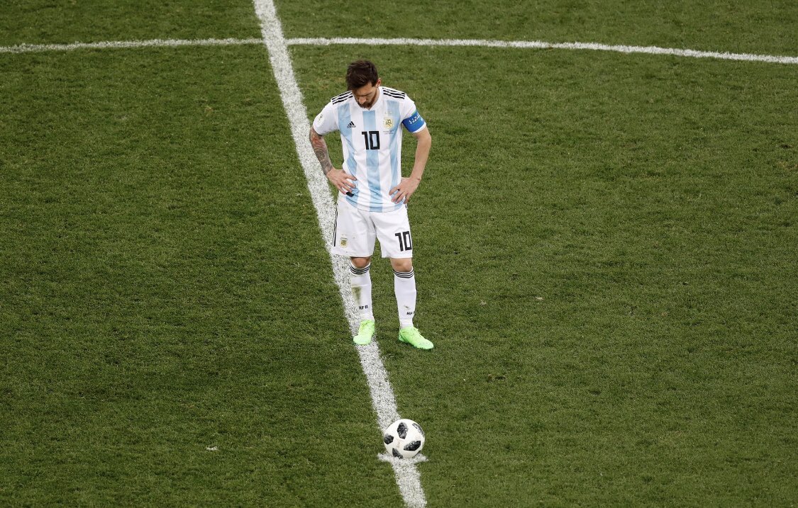 Perdónalos Lionel no saben lo q hacen,podrías estar de vacaciones con tu familia y tus hijos y venís a sudar esta camiseta,ponerle el pecho a tanta gente que habla sin saber y jamás piso un césped.Usted no tiene nada q demostrar,levante la cabeza q hoy mas q nunca estamos con vos