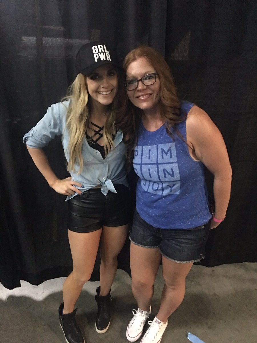 JenBarczykowski's tweet photo. #tbt to seeing the amazing @lindsayell last weekend! Fourth time Iβve had the pleasure of seeing her this year! Canβt wait til the next time!! #theproject #thecontinuumproject https://t.co/capoJb7HWL
