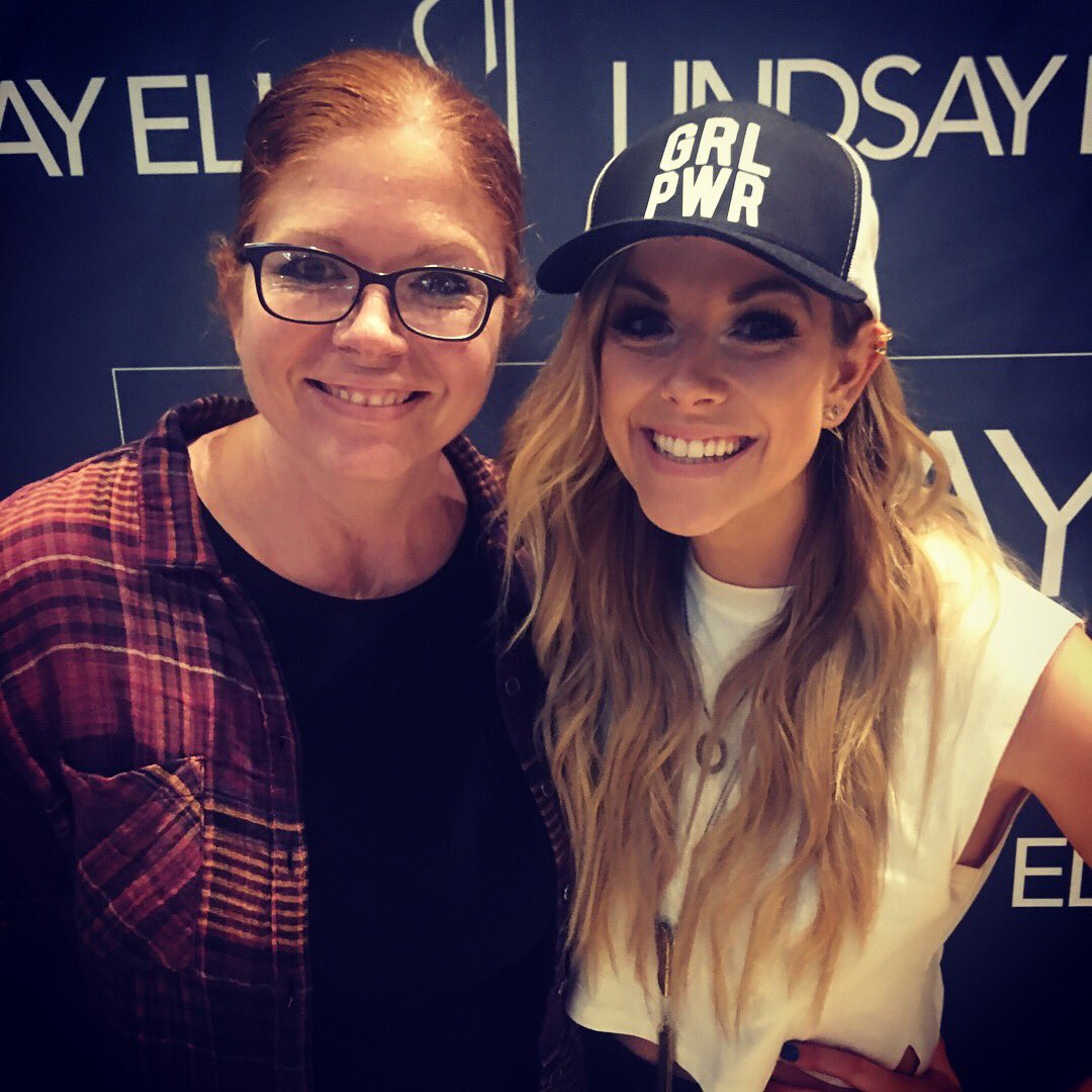 JenBarczykowski's tweet photo. #tbt to seeing the amazing @lindsayell last weekend! Fourth time Iβve had the pleasure of seeing her this year! Canβt wait til the next time!! #theproject #thecontinuumproject https://t.co/capoJb7HWL