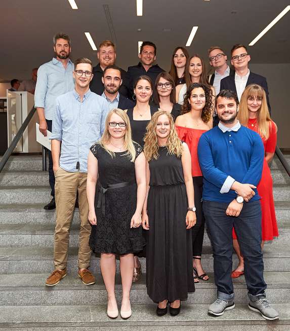 ringier_ag's tweet photo. Glückwunsch zum erworbenen Diplom an 16 Absolventinnen und Absolventen der #RingierJournalistenschule:  https://t.co/u9Q6JgnmhY https://t.co/lwYiHCVolk