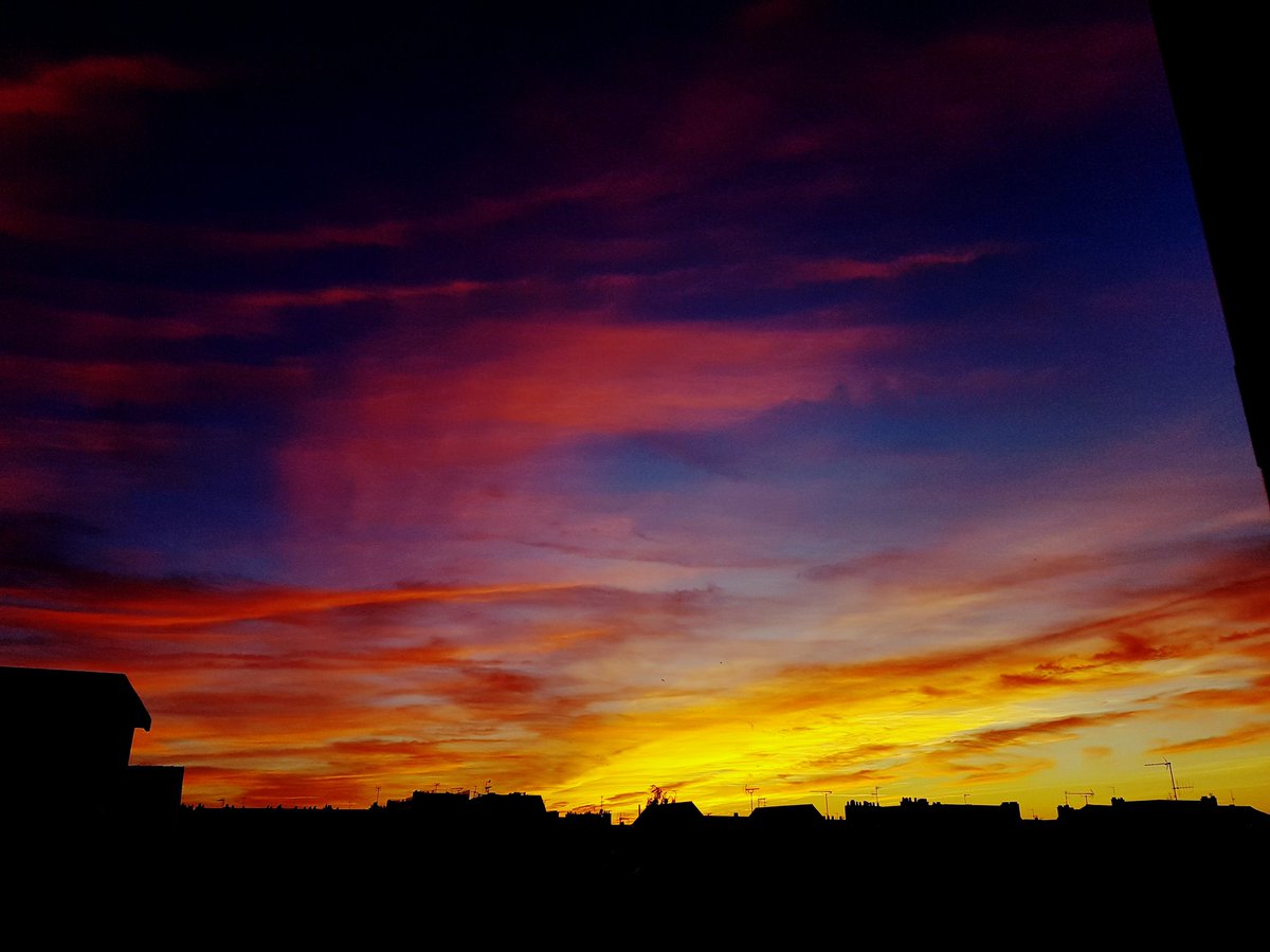 smallest_stars's tweet photo. C'est fascinant, y'a rien de plus beau au monde qu'un coucher de soleil https://t.co/KPw53cJvhx