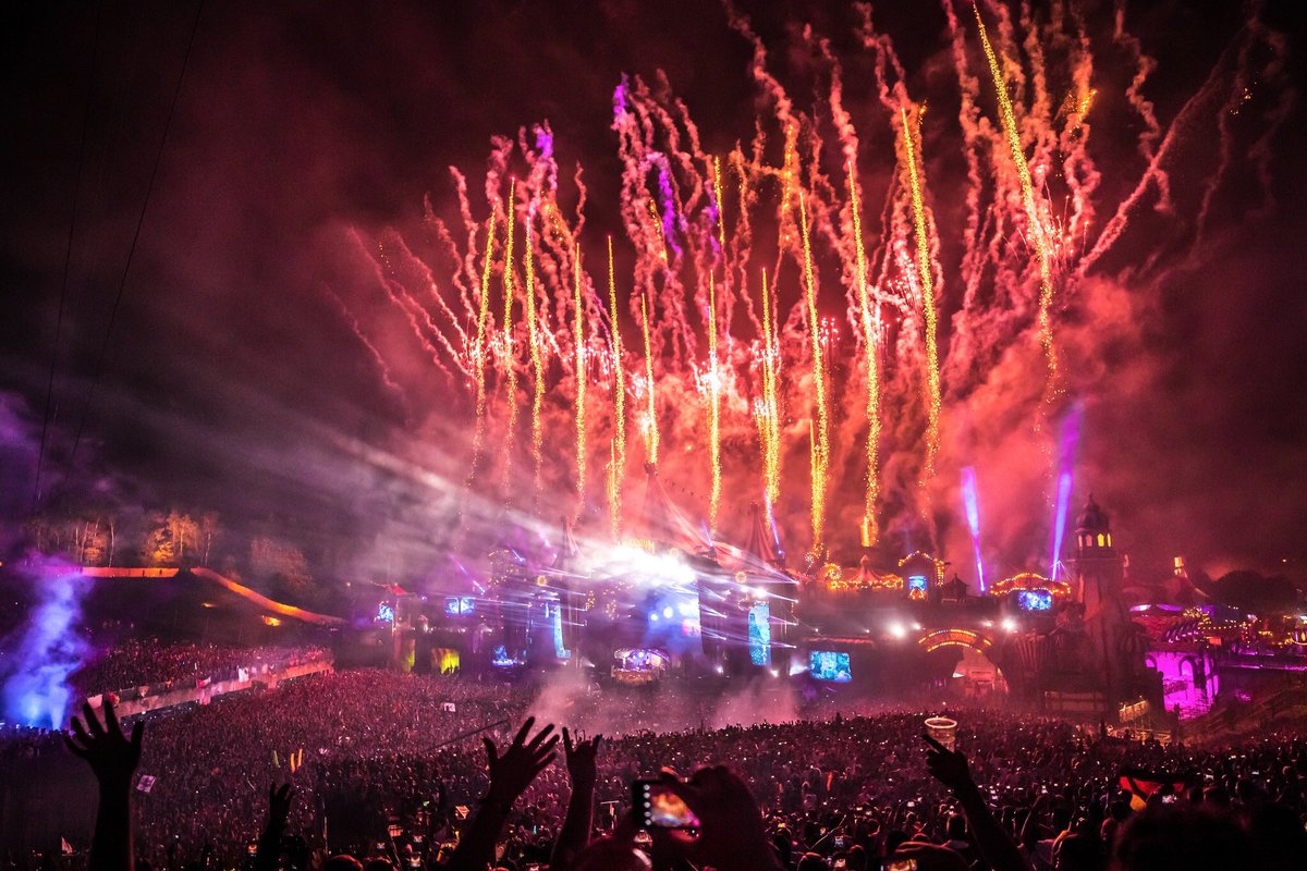 EDMsounds's tweet photo. Tomorrowland! 🌇⛺️🎇 https://t.co/REt8P9Z3gM