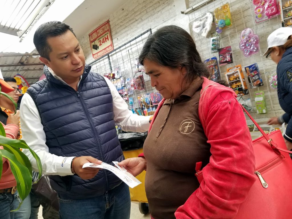 IvanNietoQro's tweet photo. En estos momentos andamos con toda la actitud en Santa Rosa Jáuregui entregando mano en mano nuestras propuestas e invitando a los cierres de campaña #IvanNietoPresidente #VotaConvergencia #VisionResponsable @QroConvergencia @Por_Queretaro @ConvergenciaQ @FabianNQro @LilideAlba2 https://t.co/1X0oP8owHq