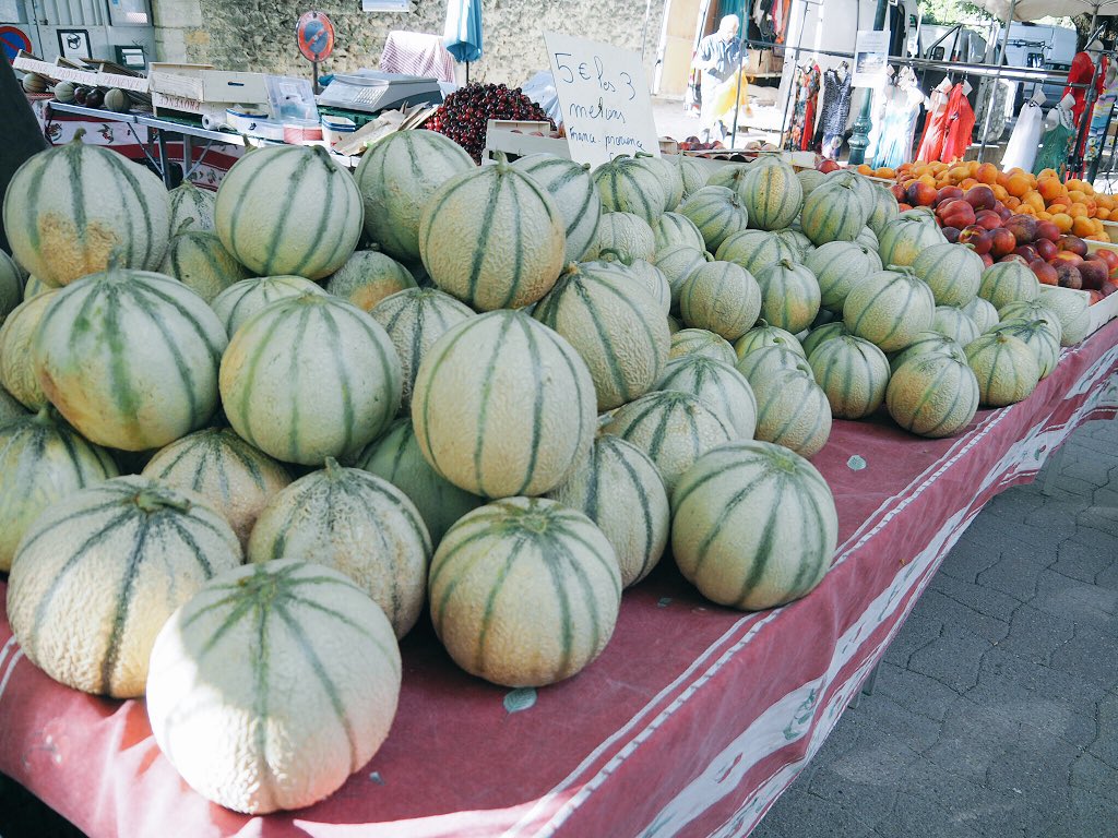 町田陽子 プロヴァンスはメロンの産地でもあります うちの隣町カヴァイヨンが産地 フランスでいちばん美味しいといわれるカヴァイヨン メロンですが 日本ではなぜかマルセイユ メロンという名前で出回っているそうです 港町マルセイユでは メロンは作っ 町田陽子 プロヴァンスはメロンの産地でもあります うちの隣町カヴァイヨンが産地 フランスでいちばん美味しいといわれるカヴァイヨン メロンですが 日本ではなぜかマルセイユ メロンという名前で出回っているそうです 港町マルセイユでは メロンは作っ
