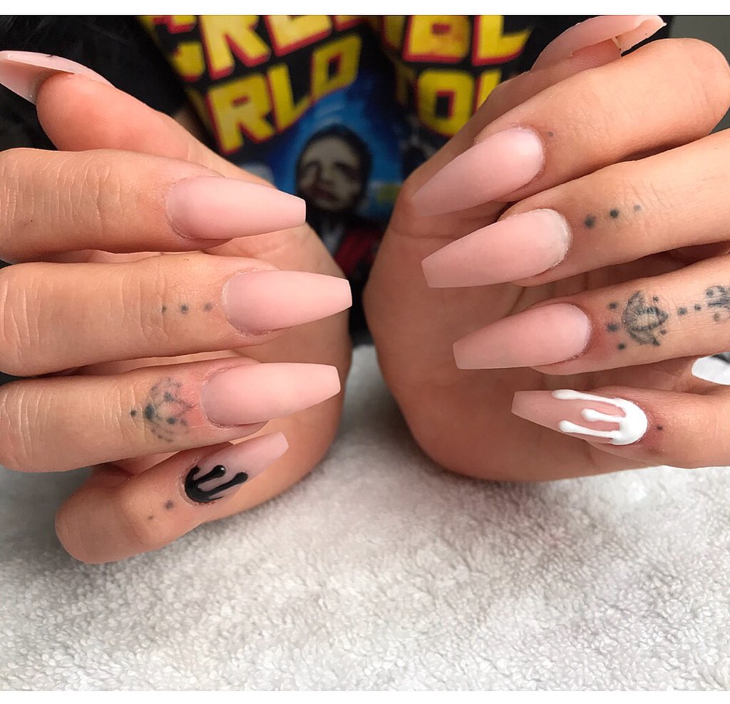 set of nails I did on @nicolebenzz🖤💔 
.
.
.
#ripxxxtentacion #ripx #coffinnails #balerinanails #nude #pink #pinknails #longnails #breakenheart #white #whitenails #black #blacknails #x #xxxtentacion #youngnailsinc #youngnailsacrylic #youngnails #KYLIECOSMETICS #nailsdrops