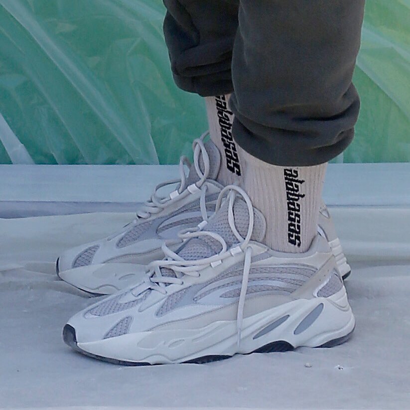 how to wear the yeezy 700